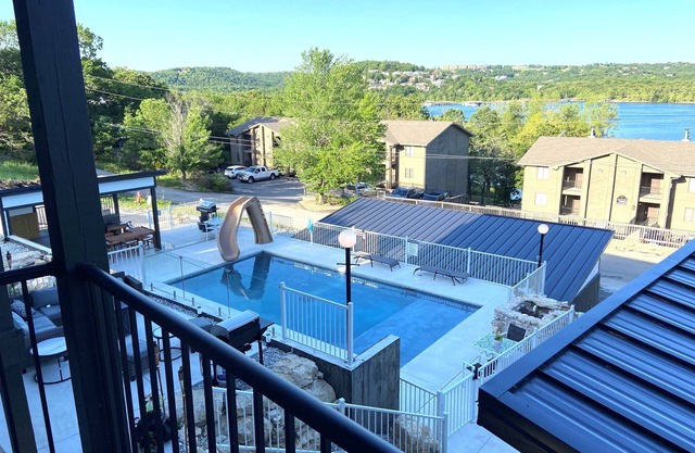 Luxury Lake Life - Heated Pool - Hot Tub - Game Room - Stunning Lake Views