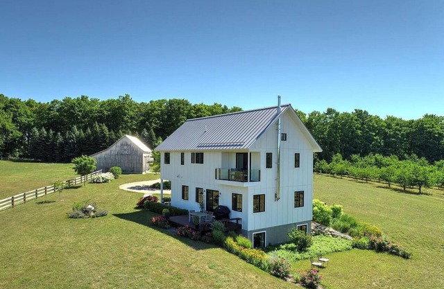 Luxury Lake View on 10 Acres - Orchard House