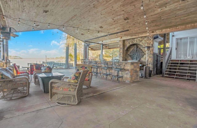 Luxury Lakefront 4br: Hot Tub, Game Room & Wi-fi