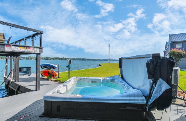 Luxury Lakefront - Game Room - 7 beds - Hot tub - Kayaks - Dock