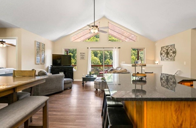 Luxury Lakefront Getaway - Sleeps 26 - Norris Lake’s Best Location