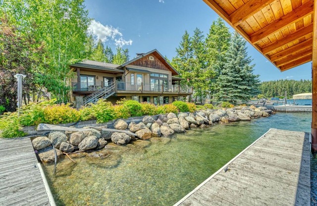 Luxury Lakefront Home on quiet street in Lakeside on Flathead lake!