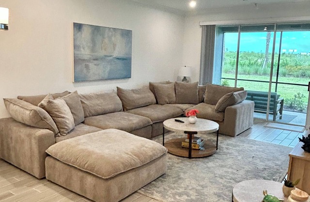 Luxury Lakeside Retreat in a Great Location-Unlimited Amenities