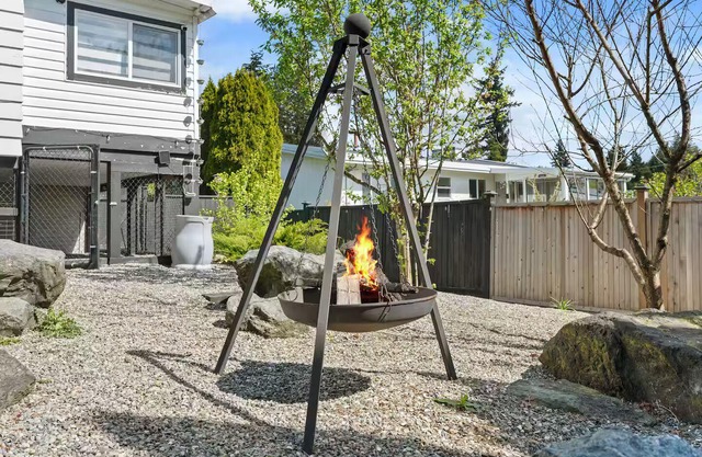 Luxury Living Hot Tub/Outdoor Projector/BBQ