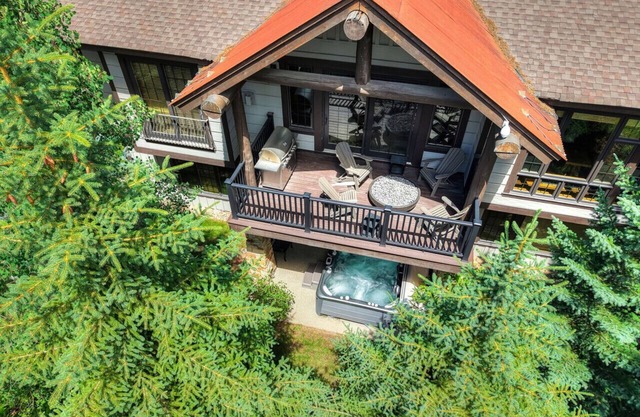 Luxury Lodge, 6 Bedrooms, 2 Minutes from Downtown, Hot Tub, Chefs Kitchen