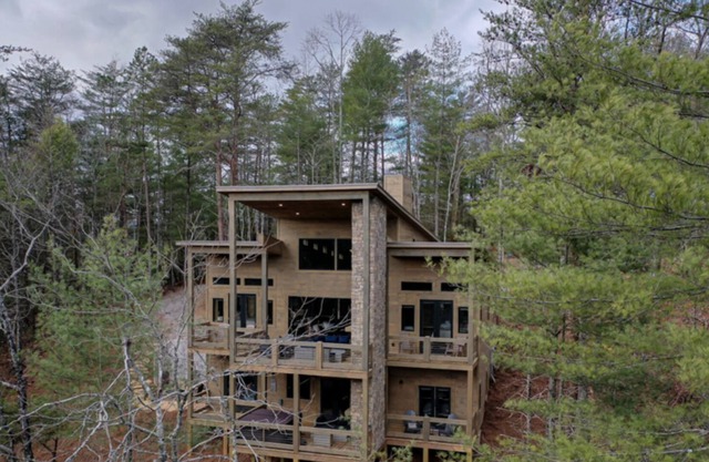 Luxury Lodge: Stunning Views, HotTub, Fireplaces, Minutes to Downtown Blue Ridge