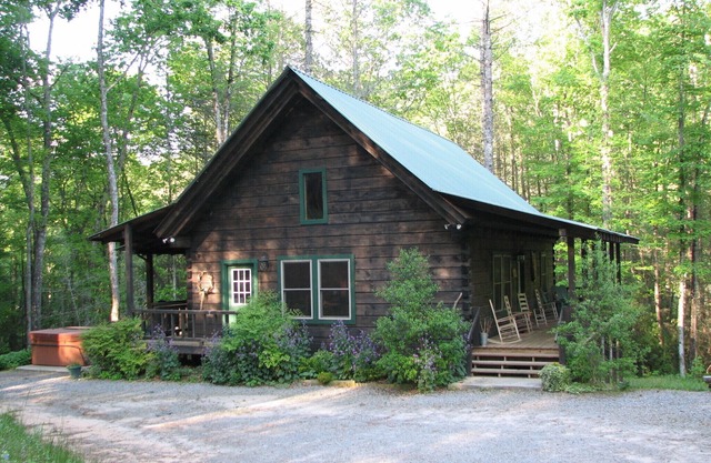 Luxury Log Cabin, 4.5 Private Ac. Above Mtn Stream, Hot Tub & Wifi, Paved Dr.