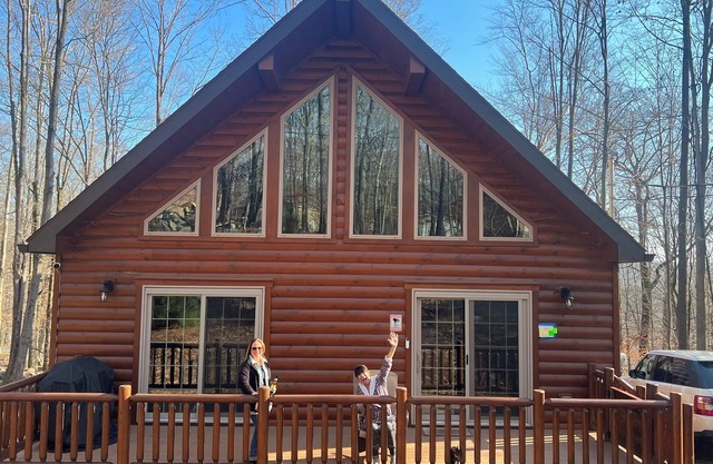 Luxury Log Cabin w/Outdoor Jetted Hot Tub & Indoor Jacuzzi Bath-New Construction