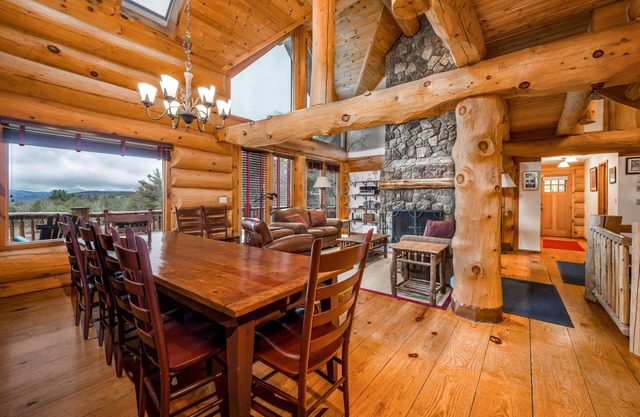 Luxury Log Cabin-Windham Mountain. Amazing sunsets, large lawn, deck, fireplace