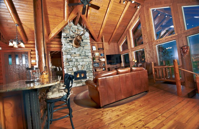 Luxury Log Cabin with views of Lake Taneycomo and Branson Skyline