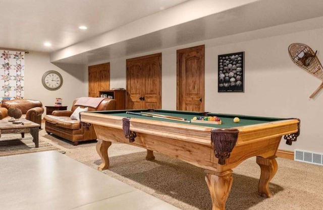 Luxury lower level 3br Suite. fireplace & Pool table. High quality beds & beddin