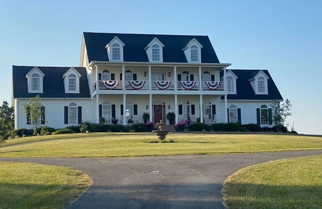 Luxury Manor on Bourbon Trail 5 bdrm/4 bath, Pickleball, Hot Tub, Fitness Room