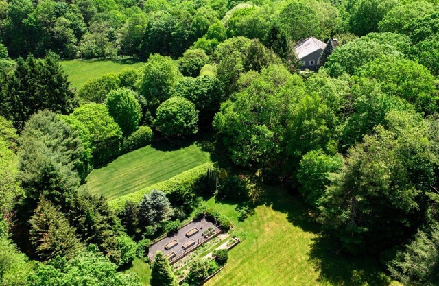 Luxury Manor with 6-acre plateau!