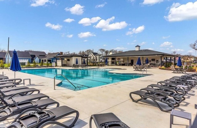 Luxury Massive Townhome, Pool, Elevator, Amenities