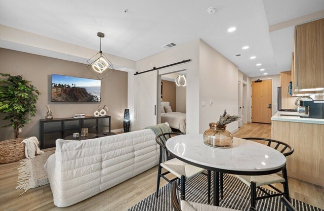 Luxury Modern Apt in Irvine