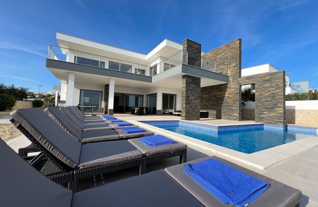 LUXURY MODERN STYLE VILLA WITH PRIVATE POOL