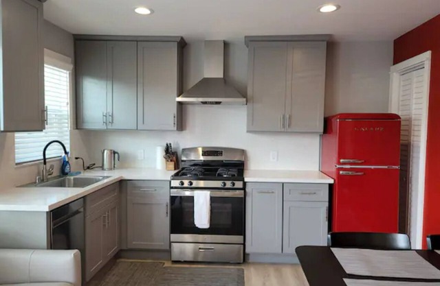 Luxury Modern Vacation Home 2 bd/2 bath Near SF