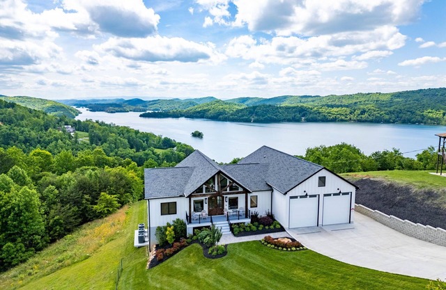 Luxury Mountain & Norris Lake Chateau w/Chef's Kitchen, Spa, Kayaks, & Sunset
