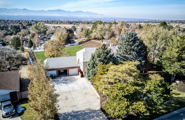 *Luxury Mountainside Retreat*