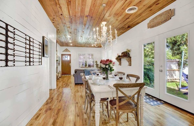 Luxury Near Main With Hot Tub