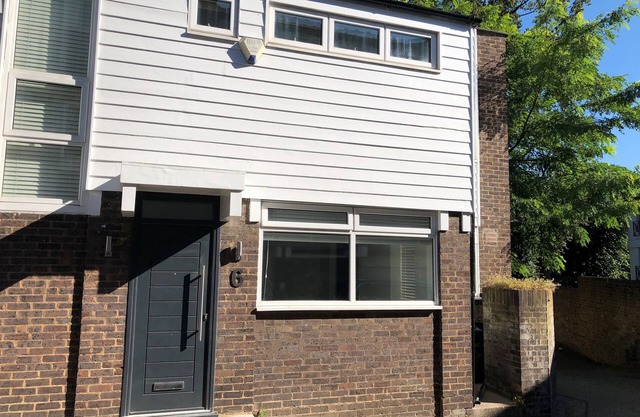 Luxury newly renovated 3-bedroom, 2-bathroom mews house in Hampstead London