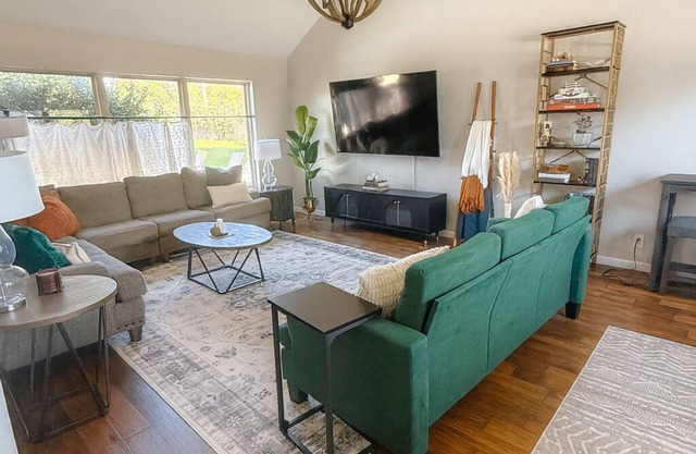 Luxury Norman Estate: Pool, 3 Kings, 10min to OU & 25min to Bricktown. NO BUNKS!