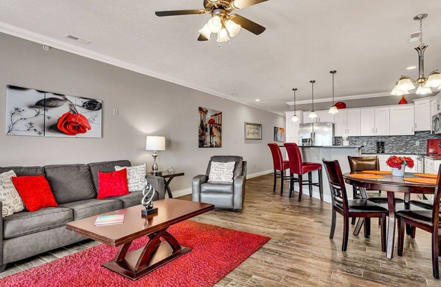 Luxury Oasis Condo, Large Deck with Beautiful Lake Views, Free Daily Tickets, Near Sdc