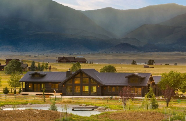 Luxury Oasis Near Yellowstone, Spacious 4-Bedroom Home, pond, Guest House