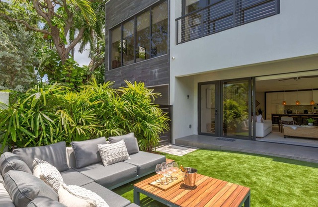 Luxury OASIS of Las Olas -2 Story home w/ HOT TUB