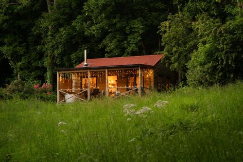 Luxury Off-Grid Cabin with Outdoor Bath in Scotland