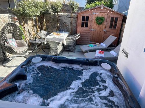 Luxury pair of Georgian apartments, hot tub, sea views, sleeps 12