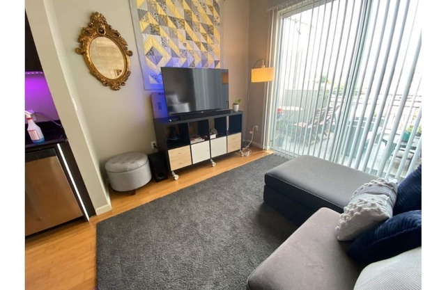 Luxury pent house Loft downtown Culver City. by Cozy Suites