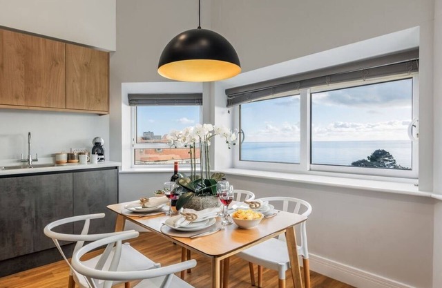 Luxury Penthouse 2-Bed Apt w/Sea View, Gym & PKG