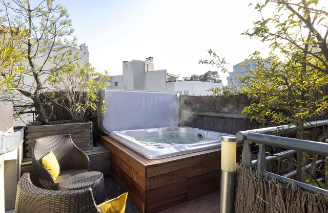 Luxury Penthouse, 7 guests, A/C, serviced, Art, Spa