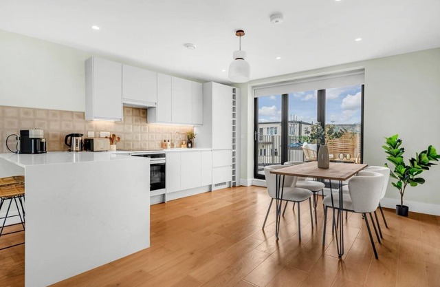 Luxury Penthouse w/ Roof Terrace Overlooking Park