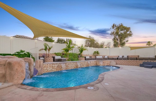 Luxury Private Oasis- 2 King Suites - Pool-Spa-Fire Pit-Sauna-Arcades-Playground