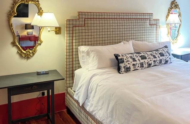 Luxury Private Suite in Boutique Historic Inn The Athenian- Downtown Location