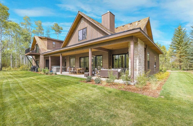 Luxury Redtail Sanctuary | Hot Tub Game Room