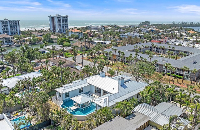Luxury Resort-Like Home at St. Armands Circle and Lido Key Beach