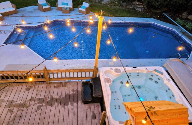 Luxury retreat, in-ground huge pool, 10-person hot tub, outdoor shower, fire pit