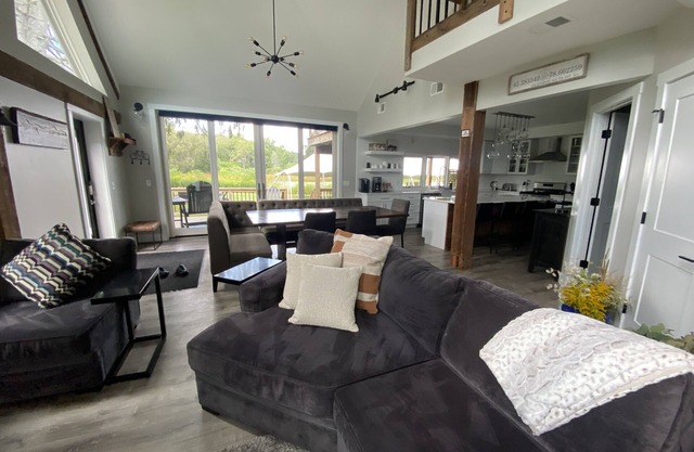 Luxury Retreat in the woods close to everything w steam room and sauna