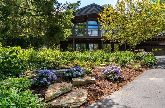 Luxury Retreat - Nestled in the Bluffs - 10 Mins to Downtown