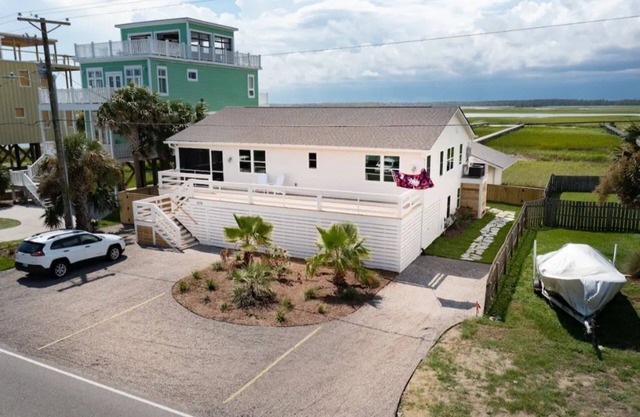 Luxury Sea Cabin Guest Suite - Across from Beach