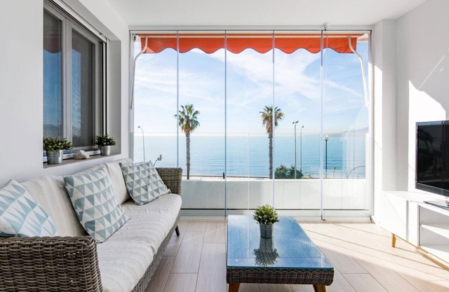 Luxury seaside apartment with pool, parking and Wi-Fi in Málaga