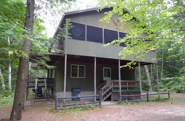 Luxury, Spacious, 4 BR Chalet, 1 Minute walk to beach, lakefront, pools, skiing