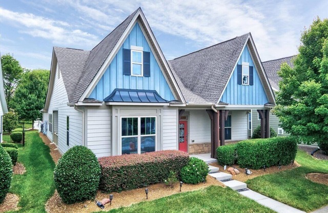 Luxury Spacious Research Triangle ranch - Garage Backyard Sunroom!15 min to RDU