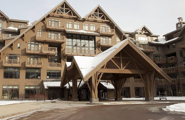 Luxury Studio Ski in -Ski out Mnt Mansfield Views, Mountain Golf Course Access