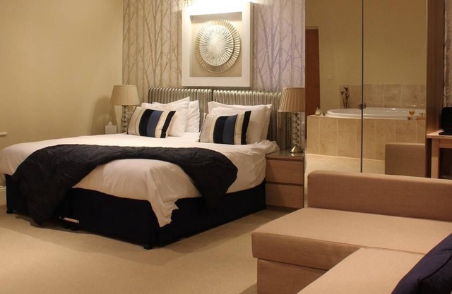 Luxury Suite Ensuite with Bath at The Keep