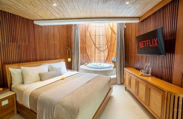 Luxury Suite Room w/Jacuzzi in Seminyak