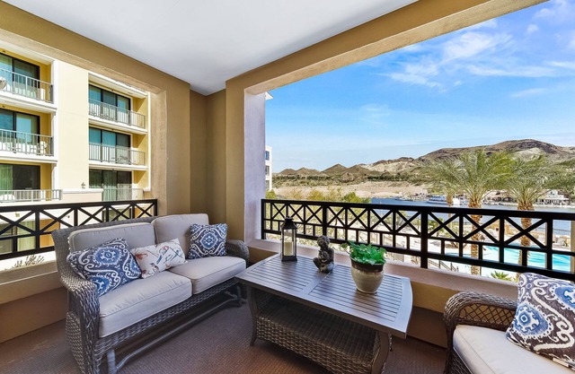 Luxury Suite: Wake to Lake & Pool Views